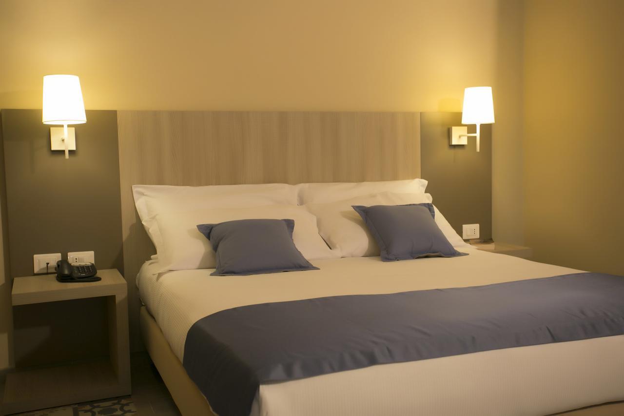 Standard Double Suite,526086969:JPEG